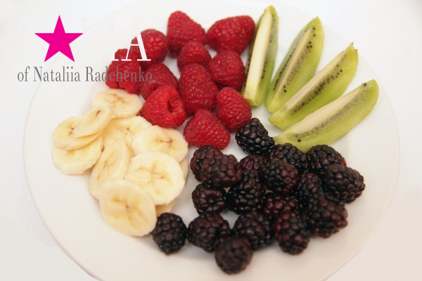 Последние штрихи в приготовлении йогурта - фрукты.